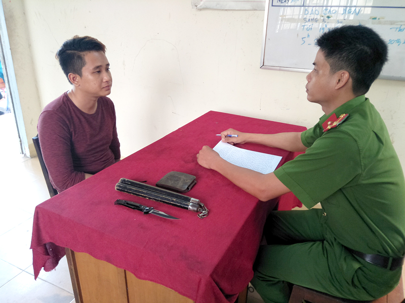 Bắt hai đối tượng mang dao đi cướp để trả nợ Đối tượng Nguyễn Duy Khánh. Ảnh: CTV