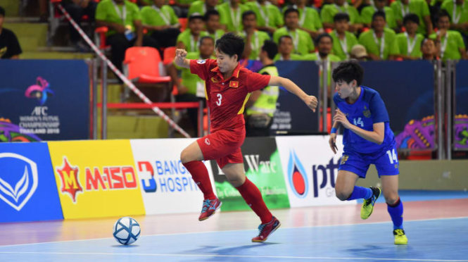 Một pha bóng trong trận futsal nữ VN gặp Thái Lan. Ảnh: AFC