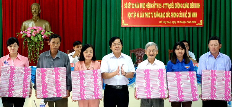Học tập và làm theo tư tưởng, đạo đức, phong cách Hồ Chí Minh: Nhiều tập thể và cá nhân có sức lan tỏa Bí thư Huyện ủy Lê Kiến Tính trao giấy khen biểu dương của Huyện ủy cho các tập thể, cá nhân trong thực hiện Chỉ thị số 05. Ảnh: Q.Hùng
