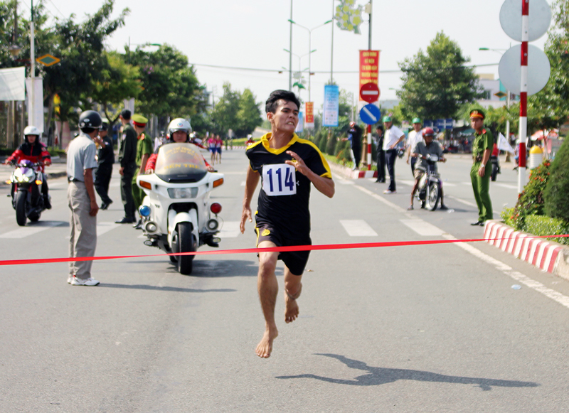 Anh Nguyễn Hồng Tươi về nhất cự ly 7.000m tại Giải Việt dã Báo Đồng Khởi năm 2018, diễn ra ngày 25-3-2018. Ảnh: Đ.Chính