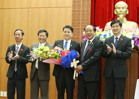 Lãnh đạo tỉnh Quảng Nam chúc mừng ông Trần Văn Tân (giữa).