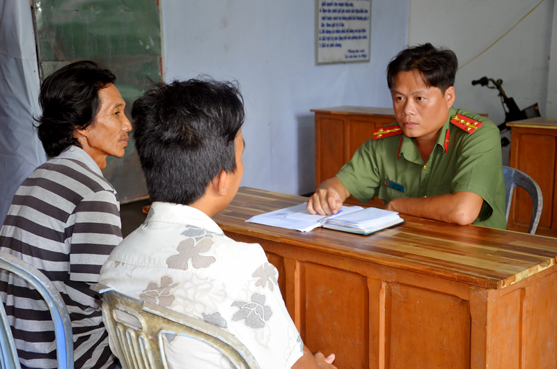 Đại úy Nguyễn Hữu Thật làm việc với đối tượng.