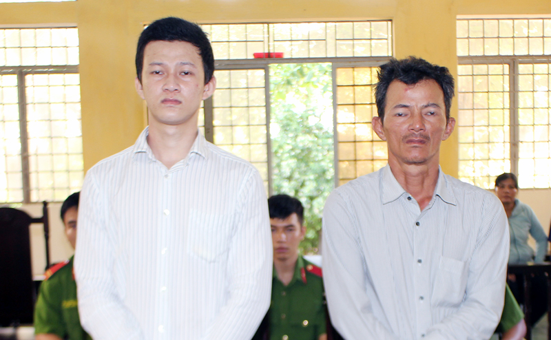 Bị cáo Phúc (bên trái) và bị cáo Hiền tại phiên tòa hình sự sơ thẩm ngày 16-5-2018. Ảnh: H. Đức