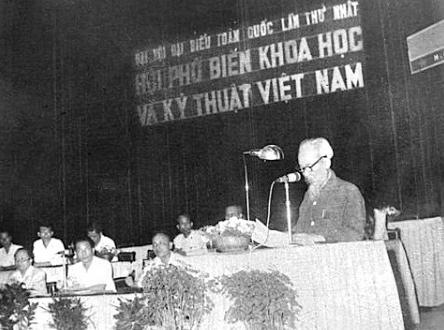 Chủ tịch Hồ Chí Minh đọc bài phát biểu tại Đại hội Đại biểu toàn quốc lần thứ nhất Hội Phổ biến khoa học và kỹ thuật Việt Nam.