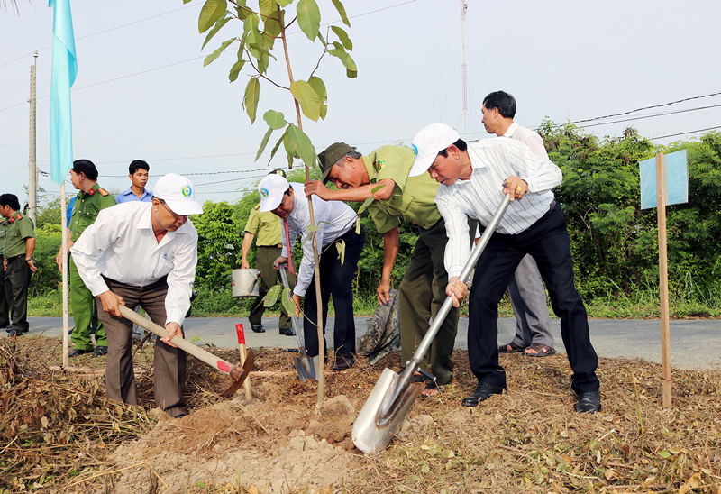 Các đại biểu tham gia trồng cây trong ngày lễ phát động. Ảnh: Phan Hân