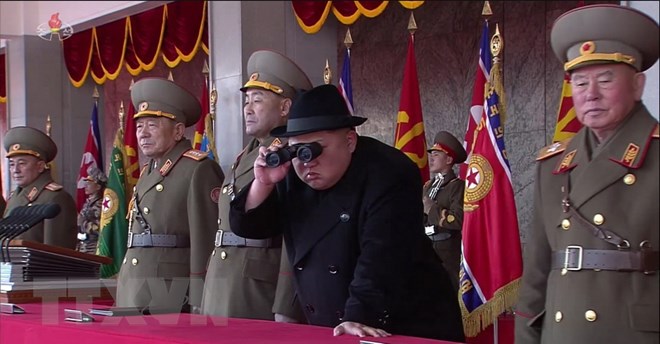 Nhà lãnh đạo Triều Tiên Kim Jong-un phát biểu tại lễ diễu binh kỷ niệm 70 năm Ngày thành lập quân đội. (Nguồn: Yonhap/TTXVN)