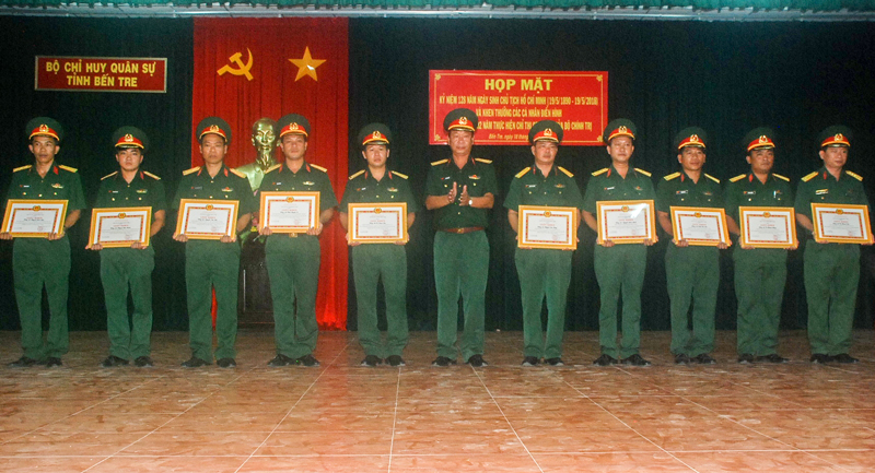 Đảng ủy Quân sự tỉnh sơ kết 2 năm thực hiện Chỉ thị 05 Đại tá Võ văn Hội trao khen thưởng cho tập thể và cá nhân. Ảnh: Đặng Thạch