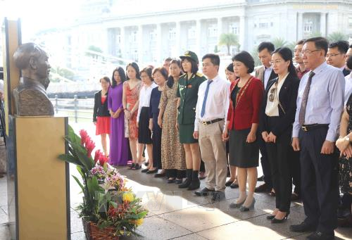 Sáng 19-5-2018, Đại sứ Việt Nam tại Singapore Tào Thị Thanh Hương cùng cộng đồng người Việt tại nước sở tại đã thành kính dâng hoa tại Tượng Chủ tịch Hồ Chí Minh.