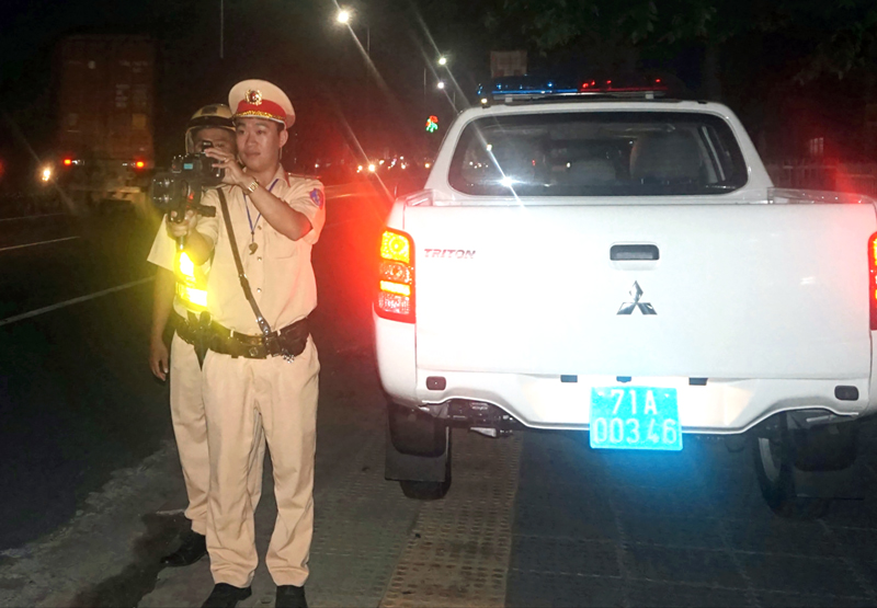 Tăng cường kiểm tra tốc độ vào ban đêm Lực lượng Cảnh sát giao thông đang tiến hành kiểm tra tốc độ các phương tiện lưu thông trên quốc lộ 60. Ảnh: Thủy Tiên