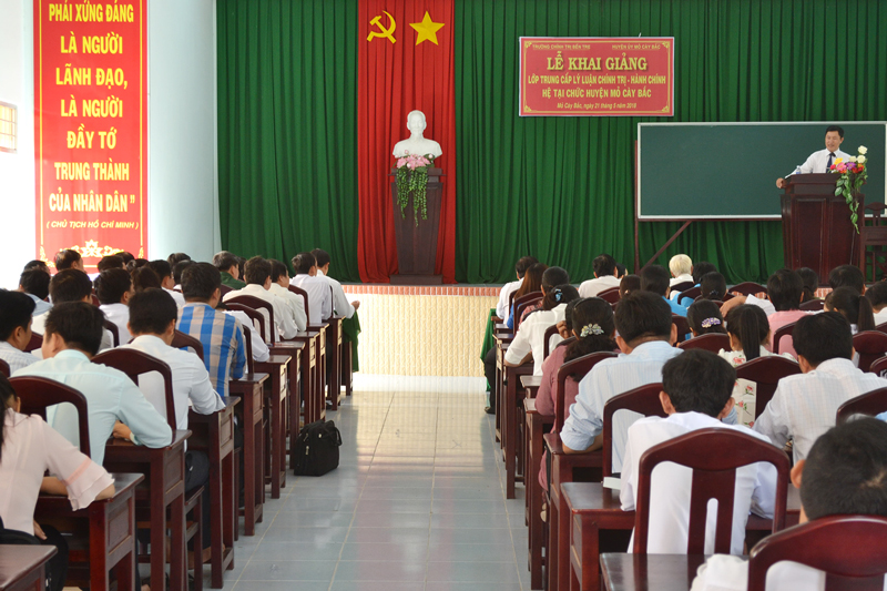 Phó hiệu trưởng Trường Chính trị tỉnh Dương Văn Chăm phát biểu tại lễ khai giảng.