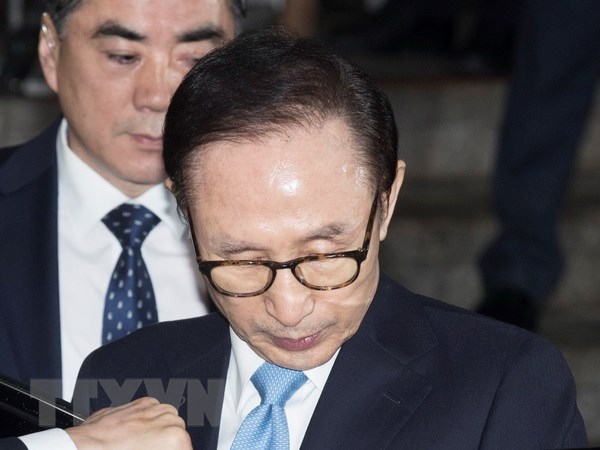 Cựu Tổng thống Hàn Quốc Lee Myung-bak (phía trước) rời Tòa án Quận trung tâm Seoul, ngày 15-3-2018. (Nguồn: THX/ TTXVN)