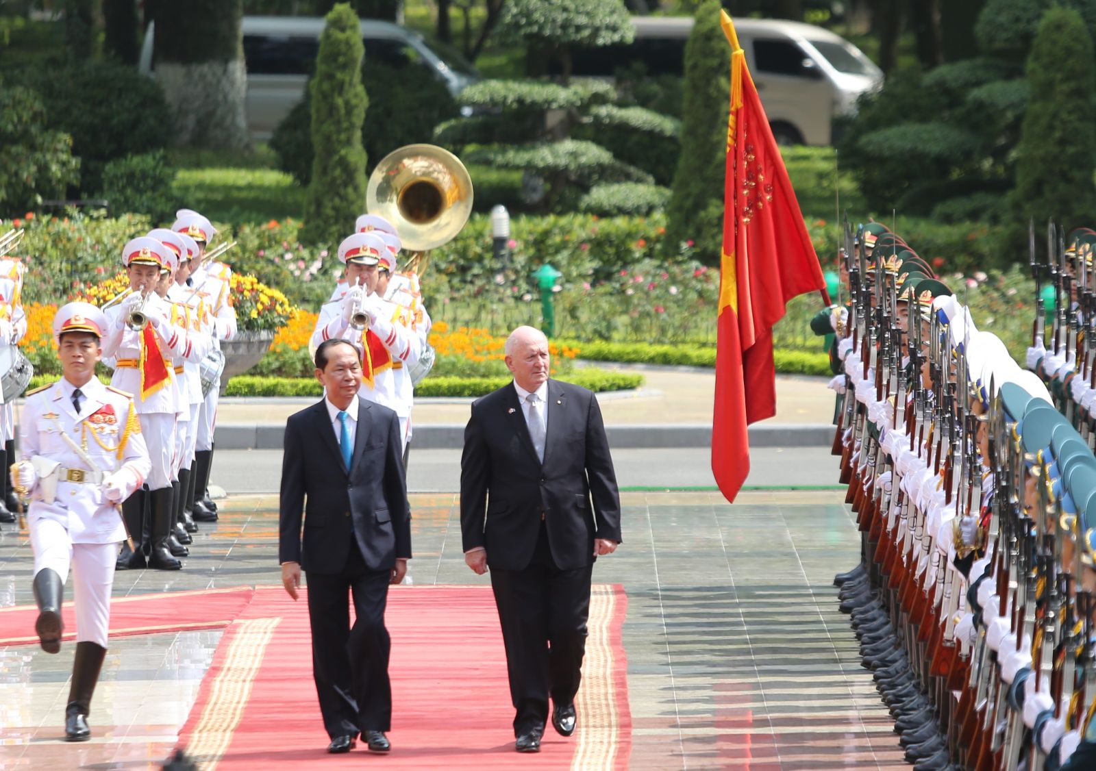 Chủ tịch nước Trần Đại Quang và Toàn quyền Australia Peter Cosgrove duyệt Đội Danh dự. Ảnh: Chinhphu.vn