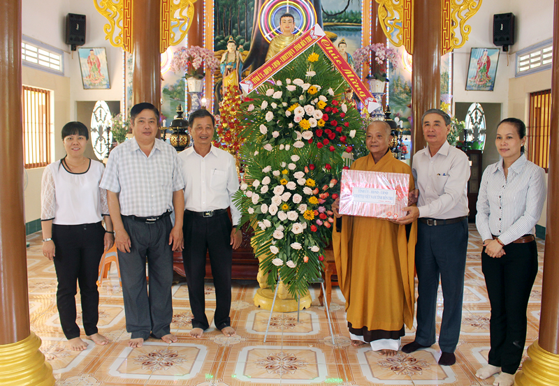 Ông Dương Phú Hưng thăm, chúc mừng Hòa thượng Thích Lệ Linh (chùa Từ Ân).