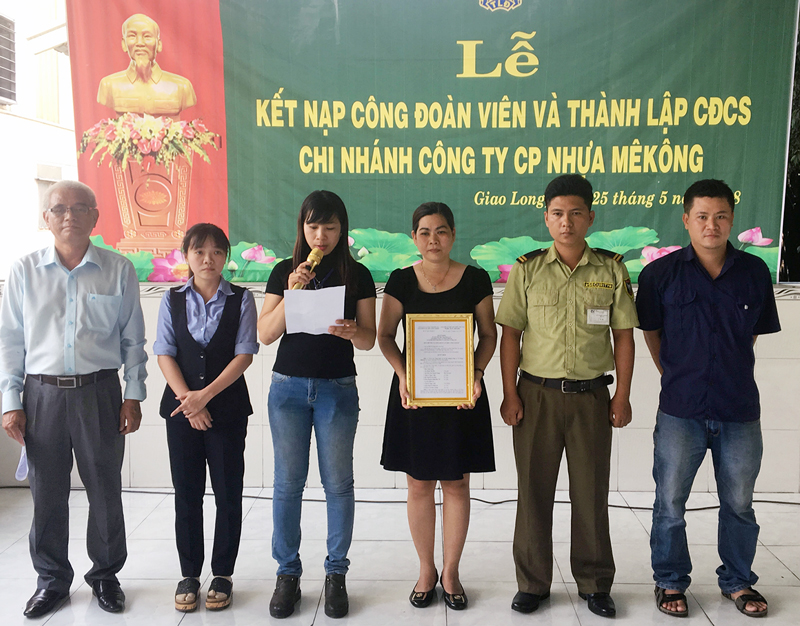 Kết nạp đoàn viên và thành lập Công đoàn cơ sở Chi nhánh Công ty Cổ phần nhựa Mêkông Ban Chấp hành lâm thời ra mắt, nhận nhiệm vụ. Ảnh: Vũ Thanh