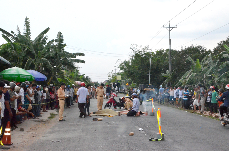 Tai nạn giao thông làm 2 vợ chồng tử vong Hiện trường vụ tai nạn. Ảnh: Chí Công