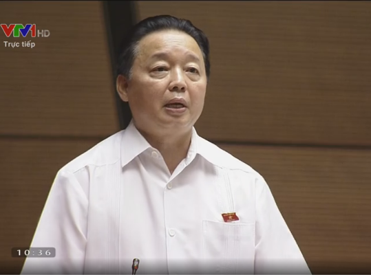 Bộ trưởng Trần Hồng Hà phát biểu tại hội trường Quốc hội sáng 28-5-2018. (Ảnh: Bích Liên)