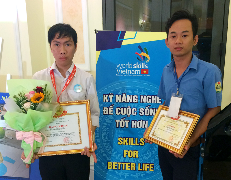 Hoài Tâm (bên trái) và Phương Nam (bên phải) tại Kỳ thi tay nghề quốc gia năm 2018. Ảnh: CTV