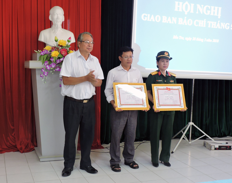 Đồng chí Cao Văn Dũng - Trưởng Ban Tuyên giáo Tỉnh ủy trao Bằng khen cho nhóm tác giả đạt giải. Ảnh: P. Tuyết