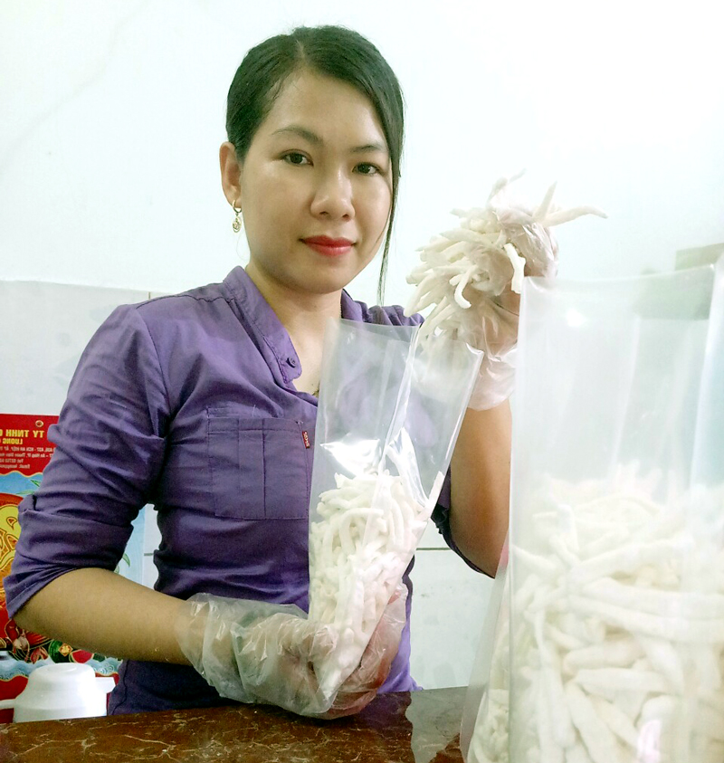 Độc đáo vỏ bưởi da xanh Huỳnh Thanh Nhàn với thành phẩm mứt vỏ bưởi.