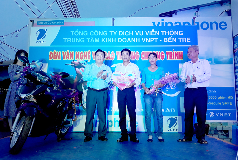 VNPT Bến Tre: Trao thưởng cho khách hàng tại huyện Châu Thành Ông Phạm Tấn Tài trao thưởng cho khách hàng. Ảnh: Cẩm Trúc