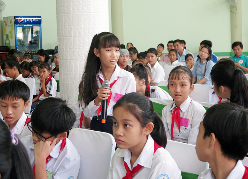 Để trẻ em an toàn trong thế giới công nghệ số Diễn đàn trẻ em là nơi trẻ được nêu nhiều ý kiến, thắc mắc và được giải đáp. Ảnh: T. Thảo