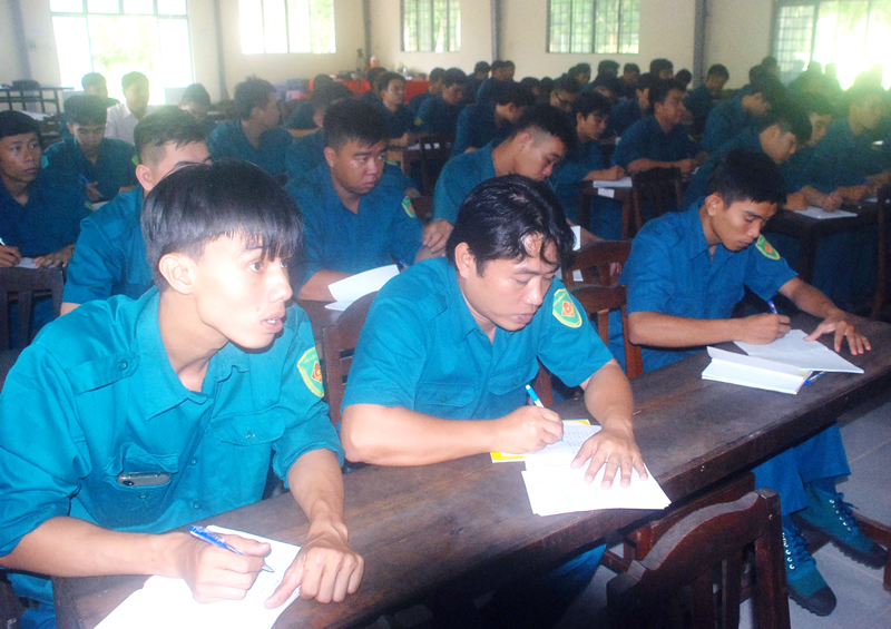 Lực lượng Dân quân tự vệ binh chủng các huyện, thành phố tham gia tập huấn.