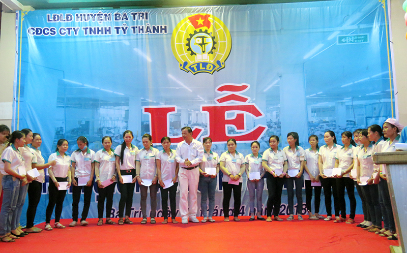 “Tháng công nhân” năm 2018 với những hoạt động thiết thực Phó tổng giám đốc Công ty TNHH Tỷ Thành Trịnh Đức Tiếng trao trợ cấp khó khăn cho CNLĐ.