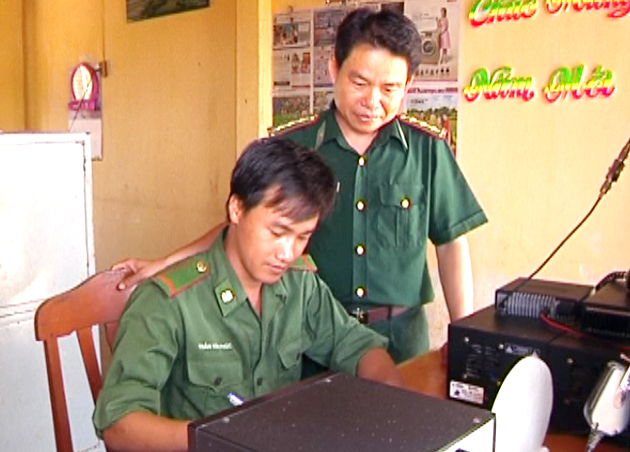 Đồng chí Lê Văn Đậm tập huấn nghiệp vụ cho chiến sĩ thông tin đơn vị.