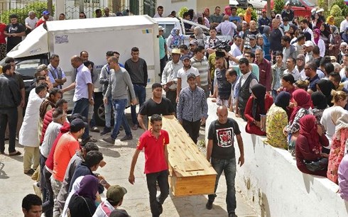Thi thể một người nhập cư được đưa về thị trấn Sfax ở Tunisia. Ảnh: AFP