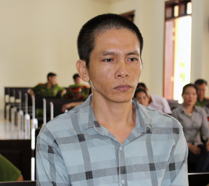 Giết người chỉ vì mâu thuẫn nhỏ, lãnh án 17 năm tù Bị cáo Nguyễn Hữu Tuấn Phong tại phiên tòa hình sự sơ thẩm ngày 6-6-2018. Ảnh: H. Đức