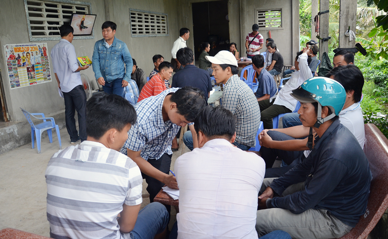 Cơ quan chức năng lập biên bản các đối tượng đánh bạc.