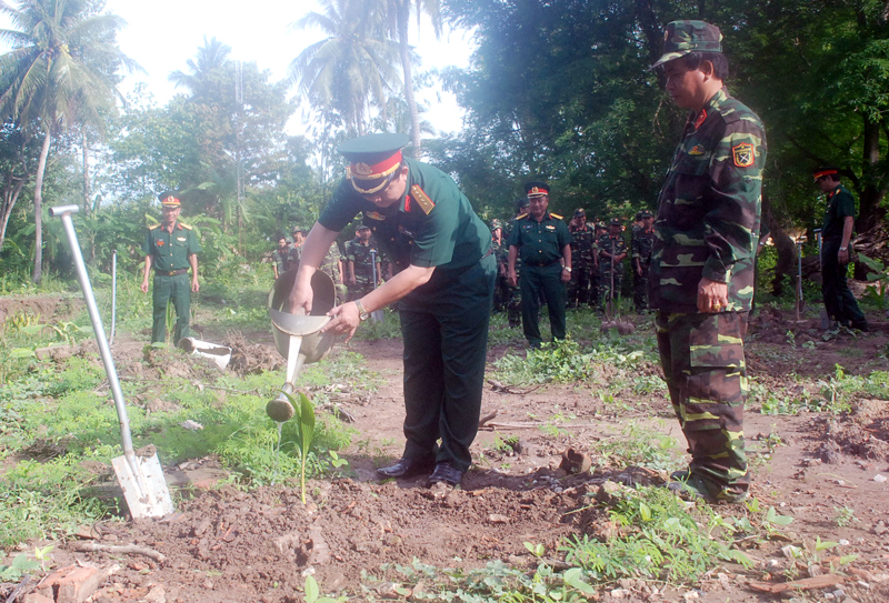 Bộ Chỉ huy Quân sự tỉnh tổ chức trồng hơn 1.000 cây xanh Các cơ quan, đơn vị trực thuộc khu vực Bộ Chỉ huy Quân sự tỉnh trồng cây phân tán. Ảnh: Đặng Thạch