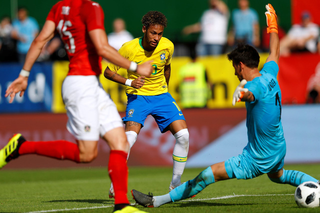 Neymar xỏ kim thủ môn tuyển Áo, ghi bàn nâng tỉ số lên 2-0 cho Brazil. Ảnh: Reuters