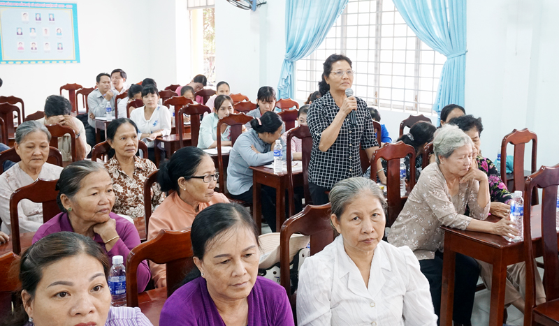 Cử tri ấp Long Thành, xã Sơn Phú (Giồng Trôm) đề đạt ý kiến đến đại biểu HĐND tỉnh, huyện. Ảnh:  Q.Hùng