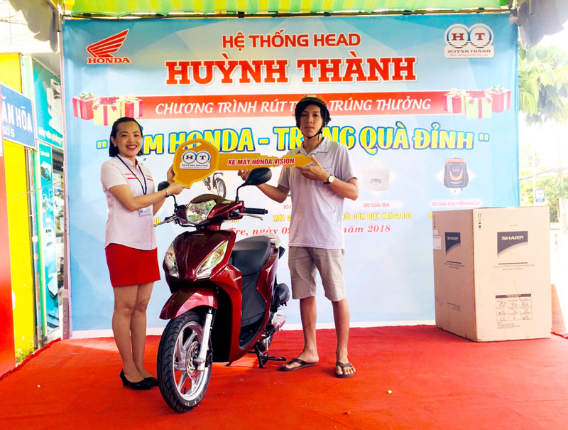 Công ty TNHH Thương mại Huỳnh Thành: Trao thưởng chương trình “Sắm Honda - Trúng quà đỉnh” Trao giải đặc biệt cho khách hàng trúng xe Honda hiệu Vision.