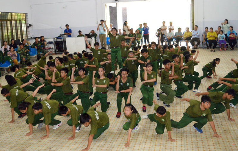 70 học viên được cấp giấy chứng nhận hoàn thành khóa huấn luyện Học kỳ trong quân đội Trình diễn một bài dân vũ cho các đại biểu và phụ huynh xem tại buổi lễ tổng kết. Ảnh: A. Nguyệt