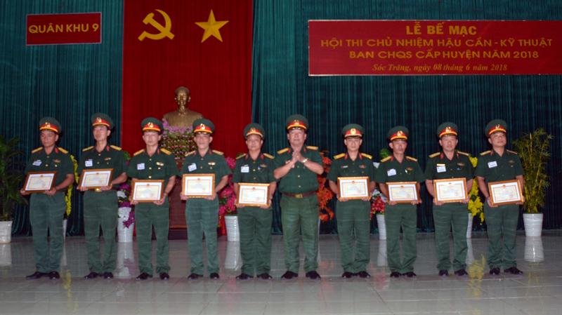 Đại úy Hồ Hoài Linh (bìa phải) nhận bằng khen tại hội thi. Ảnh: B. Ngọc