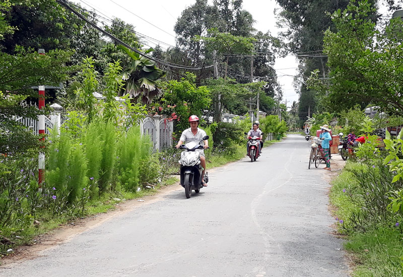 Chợ Lách gỡ điểm “nghẽn” xây dựng nông thôn mới Đường nông thôn ấp Long Huê (xã Long Thới) khang trang, sạch đẹp góp phần thực hiện tiêu chí xã nông thôn mới.