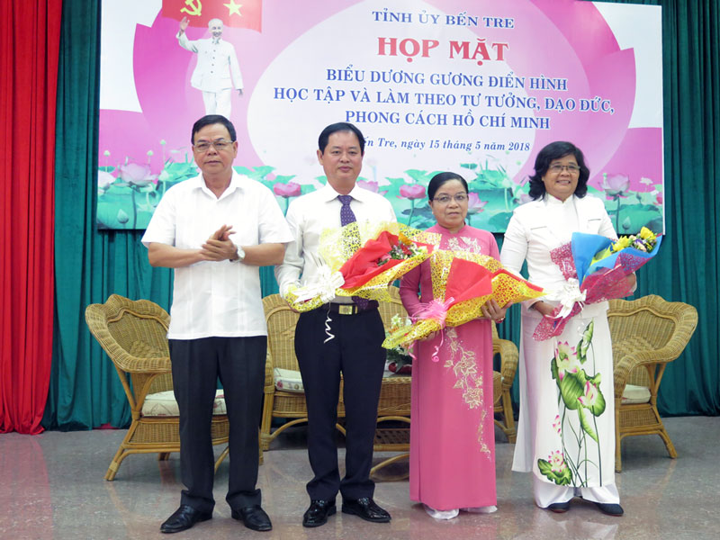 Nhà báo Huỳnh Vũ - gương điển hình trong học tập và làm theo Bác Nhà báo Huỳnh Vũ (bìa phải) nhận hoa từ Bí thư Tỉnh ủy trong buổi giao lưu gương điển hình tại buổi họp mặt. Ảnh: T.Thảo