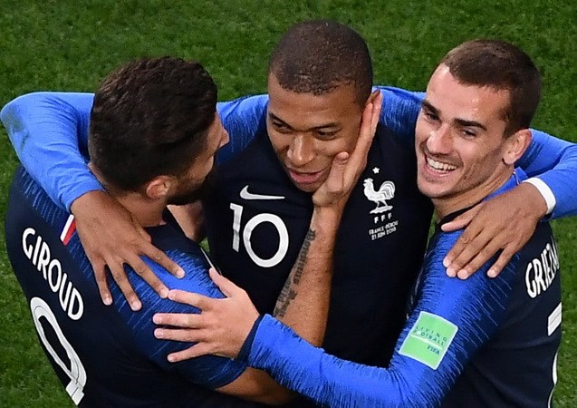 Mbappe (giữa) lập công, đưa Pháp vượt qua vòng bảng. (Nguồn: AFP/Getty Images)