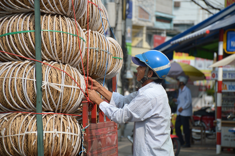 Nâng cao năng lực thoát nghèo, cải thiện thu nhập Đan giỏ cọng dừa là mô hình giải quyết việc làm, giúp giảm nghèo hiệu quả tại huyện Giồng Trôm.