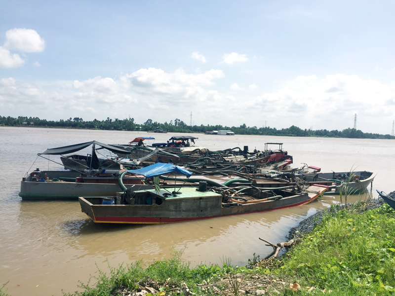 Bắt quả tang 6 phương tiện thủy khai thác cát trái phép Phương tiện khai thác cát trái phép.
