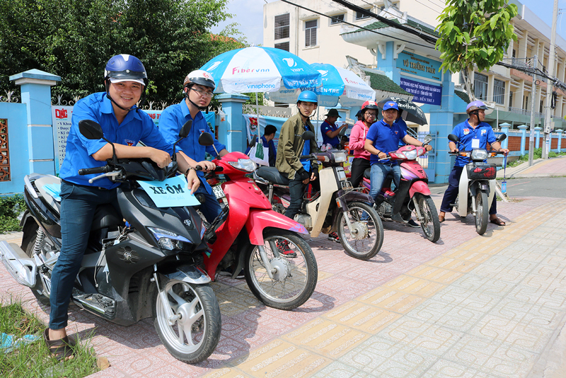 Đội hình xe ôm tình nguyện "áo xanh chở ước mơ hồng" sẵn sàng tiếp sức. Ảnh: Phan Hân