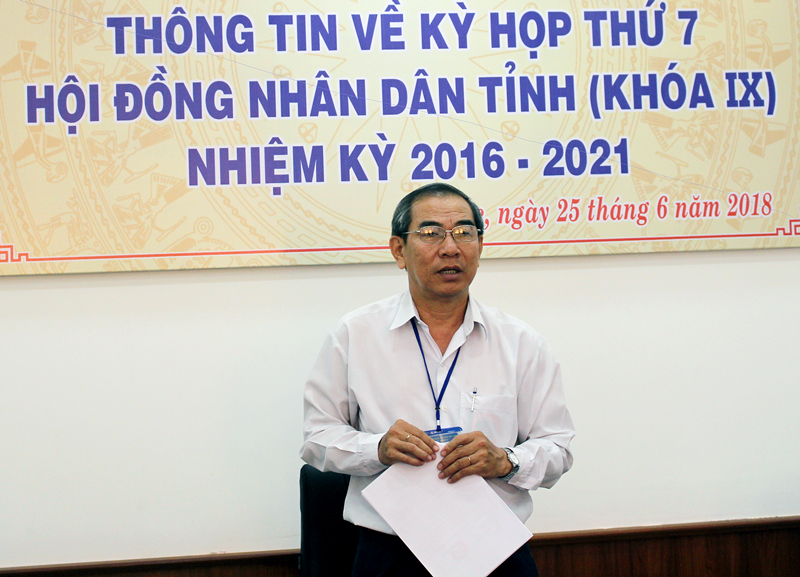 Chánh văn phòng HĐND tỉnh Đặng Ngọc Anh chủ trì buổi Họp báo.
