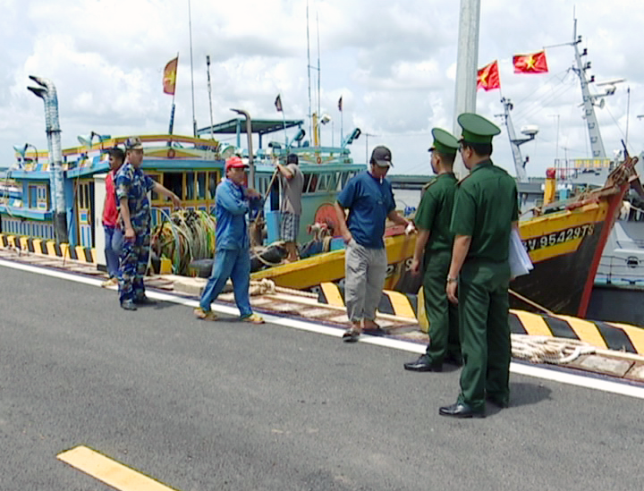 Dẫn giải tàu vi phạm về cảng Hải đội để tiếp tục kiểm tra, xử lý. Ảnh: Minh Đức