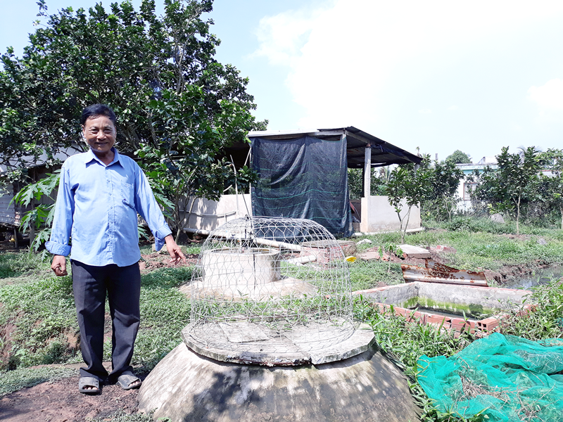 Ông Nguyễn Văn Dũng - cán bộ khuyến nông xã Tân Thành Bình giới thiệu hệ thống xử lý chất thải biogas.