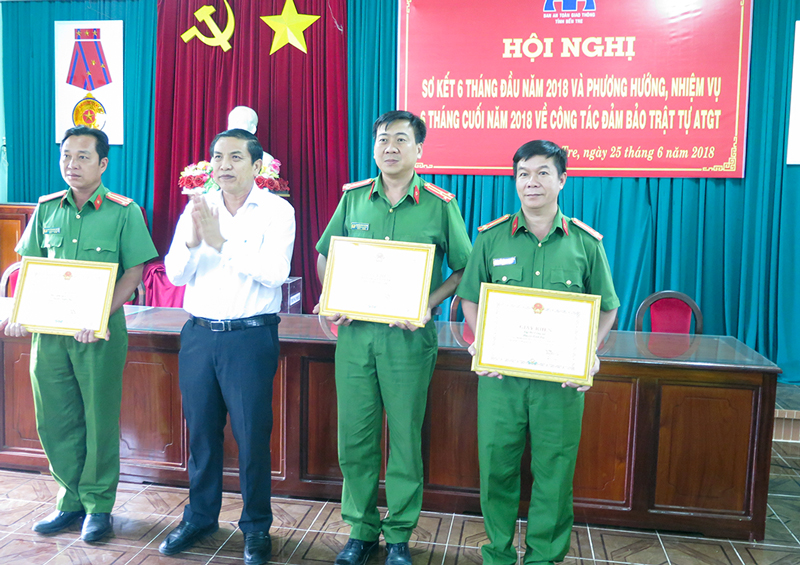 6 tháng đầu năm 2018 tai nạn giao thông đường bộ làm 131 người thương vong Chủ tịch UBND tỉnh Cao Văn Trọng trao giấy khen cho các tập thể có thành tích tốt trong công tác đảm bảo trật tự ATGT 6 tháng đầu năm 2018.