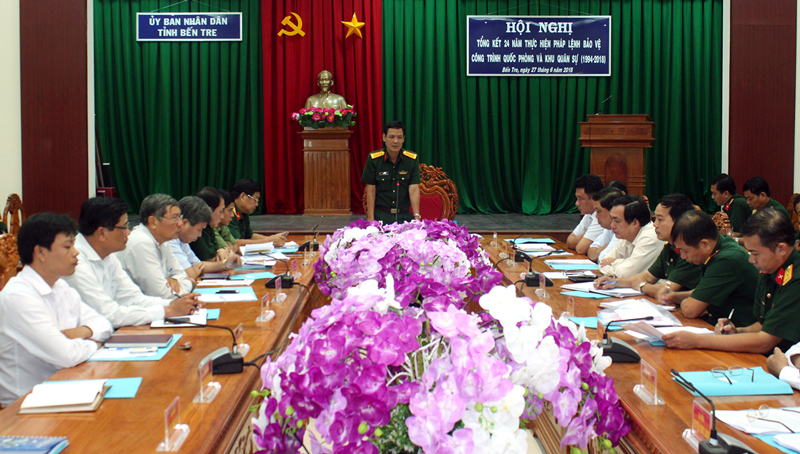 Tổng kết 24 năm thực hiện Pháp lệnh Bảo vệ công trình quốc phòng và khu quân sự Đại tá Võ Văn Hội - Phó chỉ huy trưởng, Tham mưu trưởng Bộ Chỉ huy Quân sự tỉnh phát biểu tại hội nghị. Ảnh: Đặng Thạch