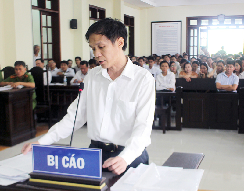 Xét xử vụ án luật sư chiếm đoạt tiền tỷ của khách hàng Bị cáo Trần Văn Kiển tại phiên tòa hình sự sơ thẩm ngày 26-6-2018. Ảnh: H. Đức