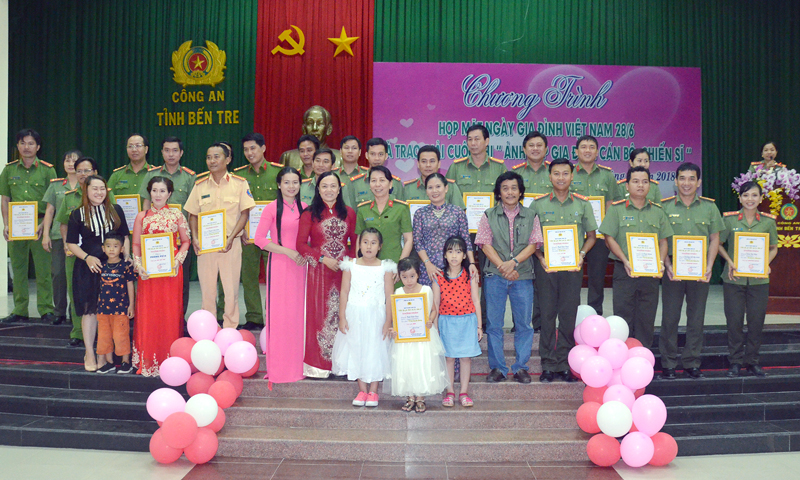 Lãnh đạo Công an tỉnh chụp ảnh lưu niệm cùng đại biểu.